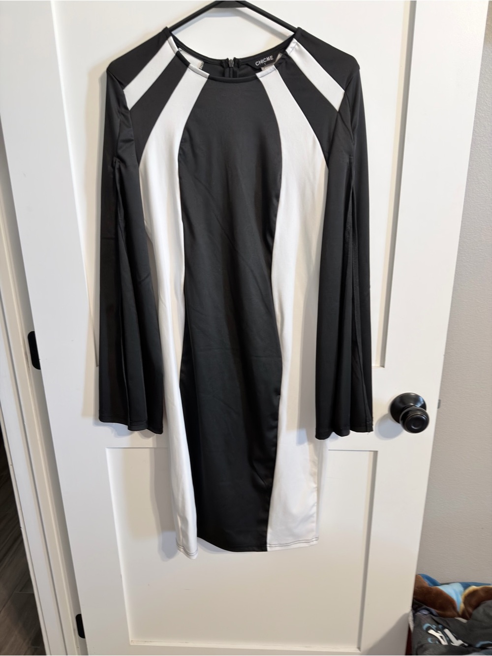 chic Black and White Colorblock Long Sleeve Dress